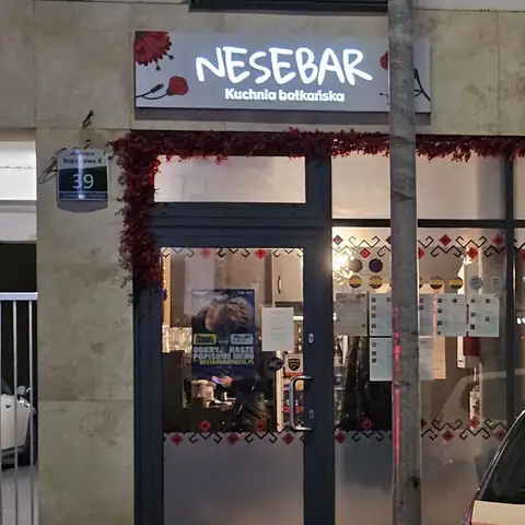 Wejście do lokalu z szyldem Nesebar kuchnia bałkańska